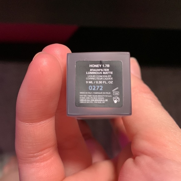 Huda Beauty Faux Filter Luminous Matte Buildable Coverage Crease Proof Concealer - Picture 4 of 4